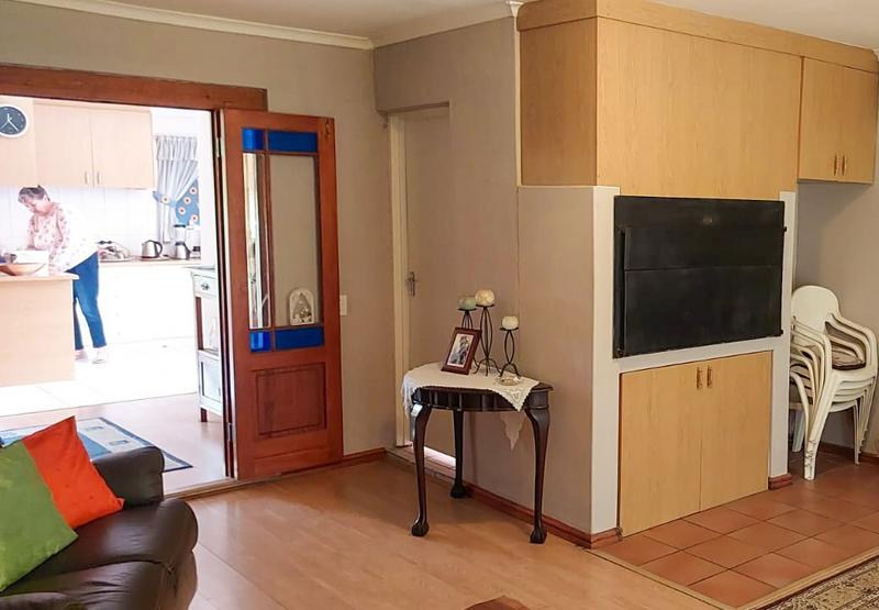 4 Bedroom Property for Sale in Uitzicht Western Cape